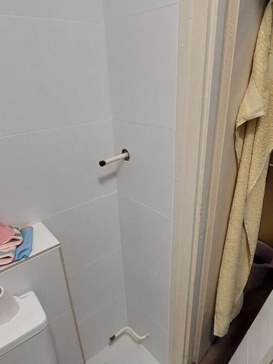 fürdőszoba szekrény előtt