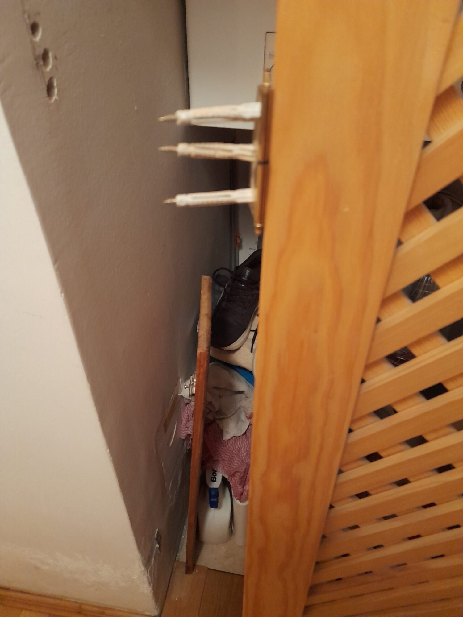kiszakadt ajtózsanér